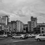 Carros estacionados em uma área urbana de São Paulo, em imagem em preto e branco.