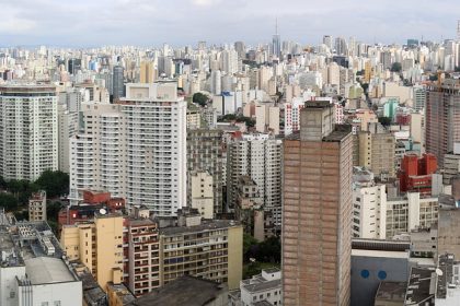 Vista panorâmica de uma área urbana, com edifícios e horizonte sob o céu.