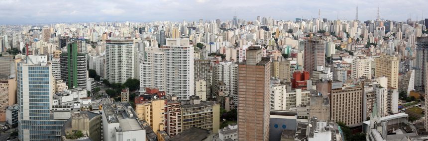 Vista panorâmica de uma área urbana, com edifícios e horizonte sob o céu.