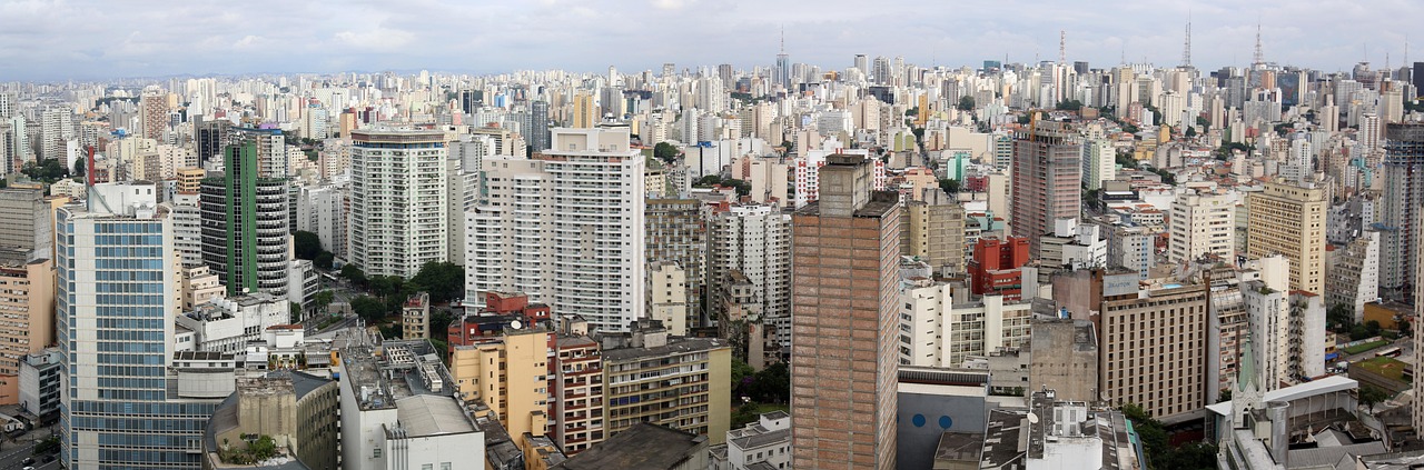 Vista panorâmica de uma área urbana, com edifícios e horizonte sob o céu.