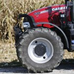 Trator trabalha em uma área agrícola durante o preparo ou cultivo do solo.