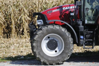 Trator trabalha em uma área agrícola durante o preparo ou cultivo do solo.