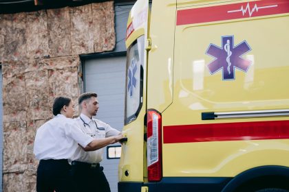 Dois paramédicos fecham as portas traseiras de uma ambulância antes de uma ocorrência.